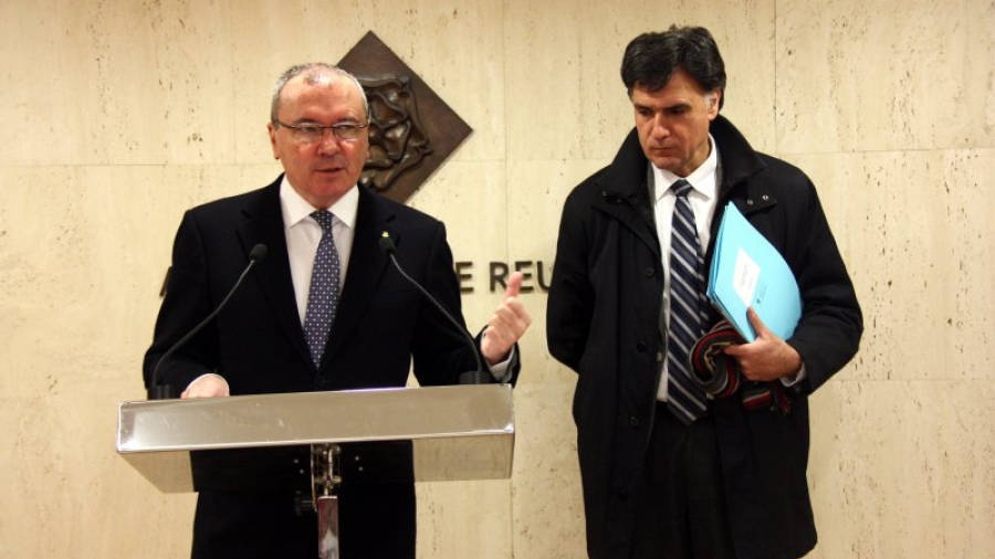 El alcalde de Reus, Carles Pellicer, i el concejal de Hisenda, Joaquim Enrech, durante la presentación del plan de inversiones para el 2015. Foto: ACN