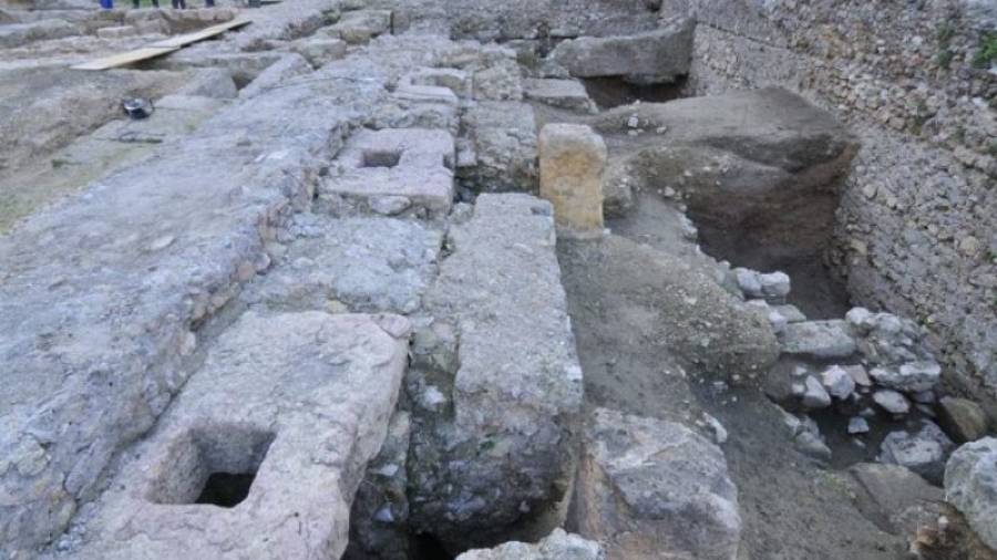 Imatge de l'hyposcaenium, fossat situat sota l'escenari on es trobava la sala de màquines que accionava el teló del teatre romà de Tarragona. Foto: ACN