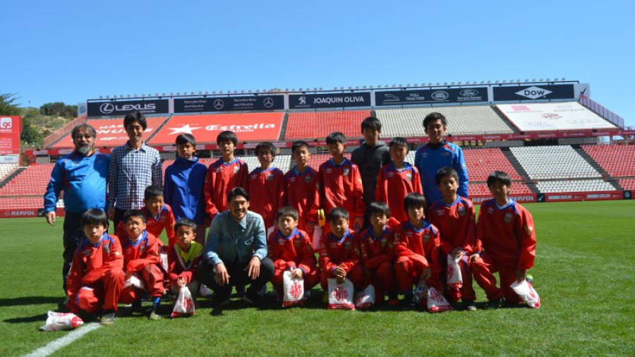Daisuke Suzuki se fotografió junto con los jugadores del Adelante FC en el césped del Nou Estadi. Foto: Nàstic