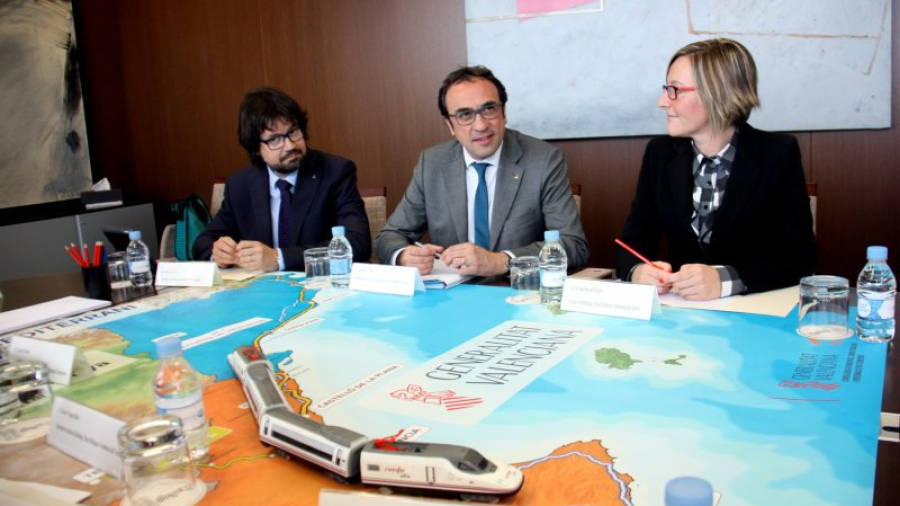Imatge de la reunió entre el conseller de Territori i Sostenibilitat, Josep Rull, amb la consellera d'Habitatge María José Salvador sobre el Corredor Mediterrani. Foto: ACN