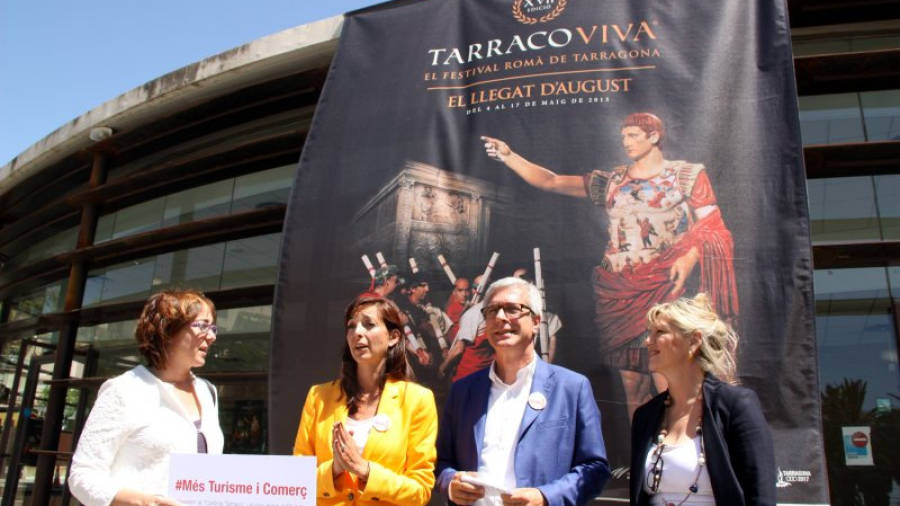 El candidat del PSC a Tarragona, Josep Fèlix Ballesteros, amb altres membres de la seva candidatura amb un cartell de Tarraco Viva a l'exterior del recinte firal i de congressos. Foto: ACN