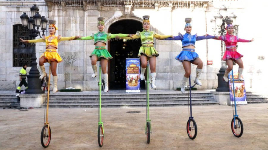 Pla general del quintet de monociclistes xineses preparant el seu número de llançaments de tasses a la plaça de la Font de Tarragona. Foto: ACN