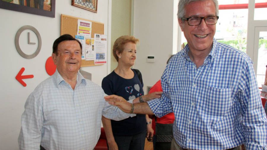 El candidat del PSC a Tarragona, Josep Fèlix Ballesteros, saludant un usuari de la Llar de Jubilats de Sant Pere i Sant Pau. Foto: ACN