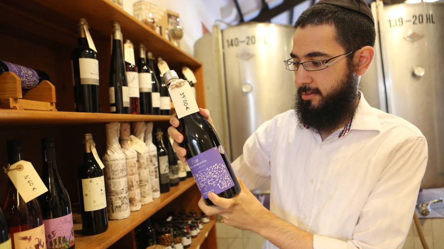 El rab&iacute; amb una de les ampolles de vi kosher. Foto: ALBA MARIN&Eacute;