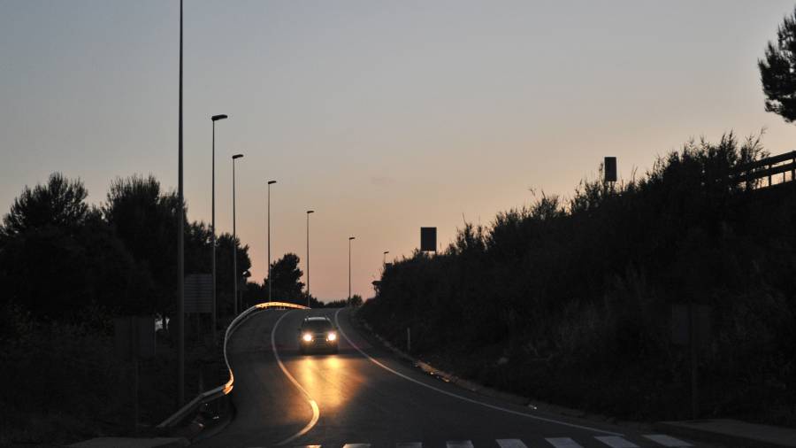 El ramal de la T-11 que da acceso a la rotonda de Bellissens es el único punto de la autovía que queda a oscuras. FOTO: ALFREDO GONZÁLEZ