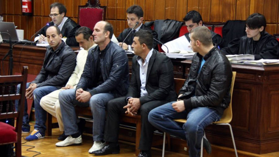 Cinc dels acusats asseguts a la sala de vistes de la Secció Quarta de l'Audiència de Tarragona. Foto: ACN