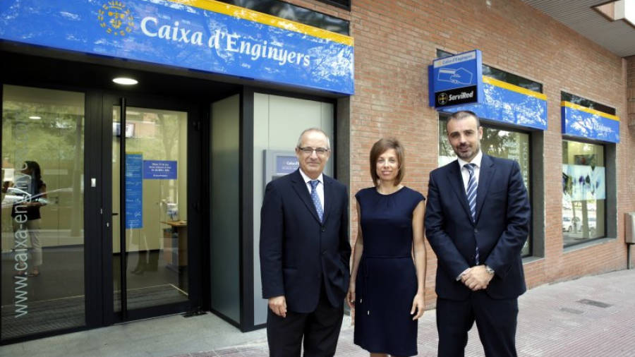 Joan Cavallé, director general de Caixa d'Enginyers; Sara Junquera, directora de l'oficina de l'entitat a Tarragona; i Jordi Padrós, director comercial de Caixa d'Enginyers, davant de la nova sucursal. Foto: ACN