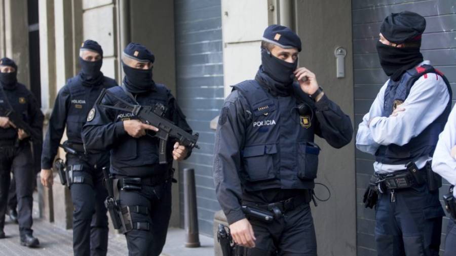 Los Mossos d'Esquadra han detenido hoy a varias personas en una operación, dirigida por el titular del juzgado de instrucción número 6 de la Audiencia Nacional