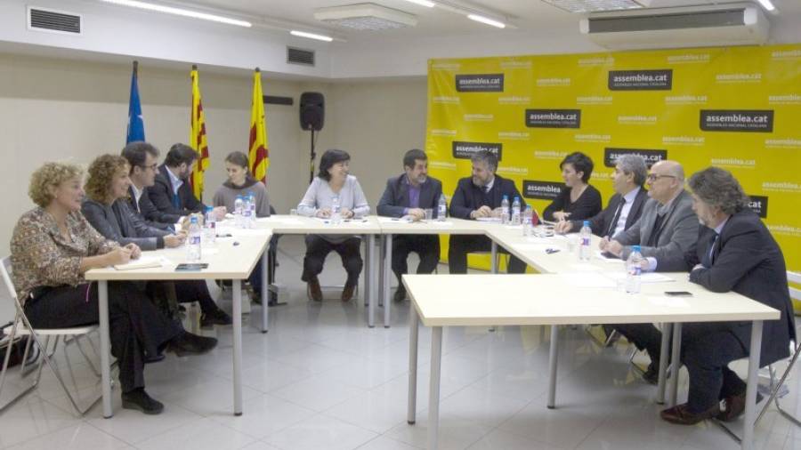 El president de l'Assemblea Nacional Catalana (ANC), Jordi Sánchez (c), durant una reunió amb representants dels partits sobiranistes. EFE/Quique García