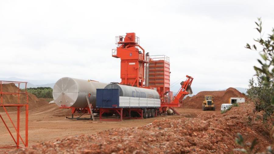 Imatge de la planta mòbil que l´empresa CHM ha instal·lat al terme municipal de Botarell per produir l´asfalt. Foto: alba mariné