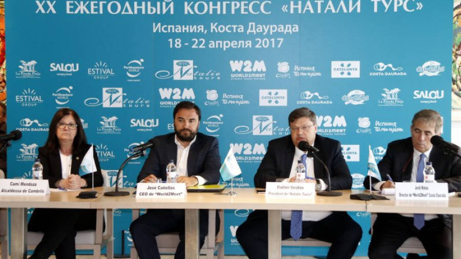 Pla general del president de Natalie Tours, Vladimir Vorobiev (segon per la dreta), intervenint en roda de premsa al costat dels responsables d'empreses receptores i de l'alcaldessa de Cambrils. Imatge del 19 d'abril del 2017.