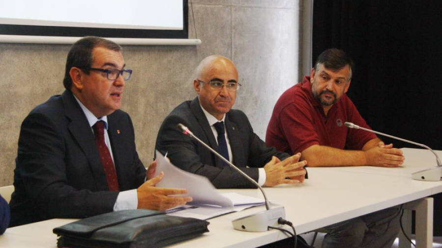 El conseller d'Interior, Jordi Jané, durant la reunió amb el coordinador nacional d'UP, Joan Caball. FOTO: ACN