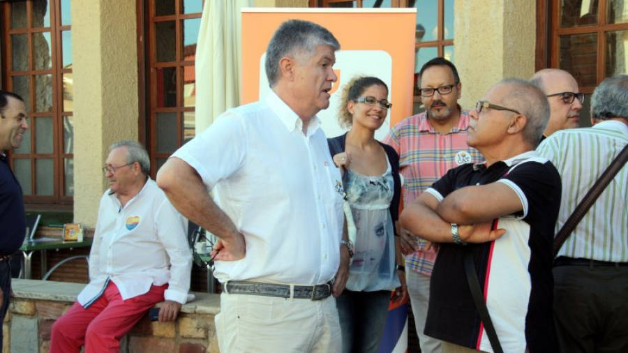 El candidat de C's per Tarragona, Matías Alonso, conversant amb ciutadans en un acte a Miami (Mont-roig del Camp) el 16 de setembre de 2015. Foto: ACN