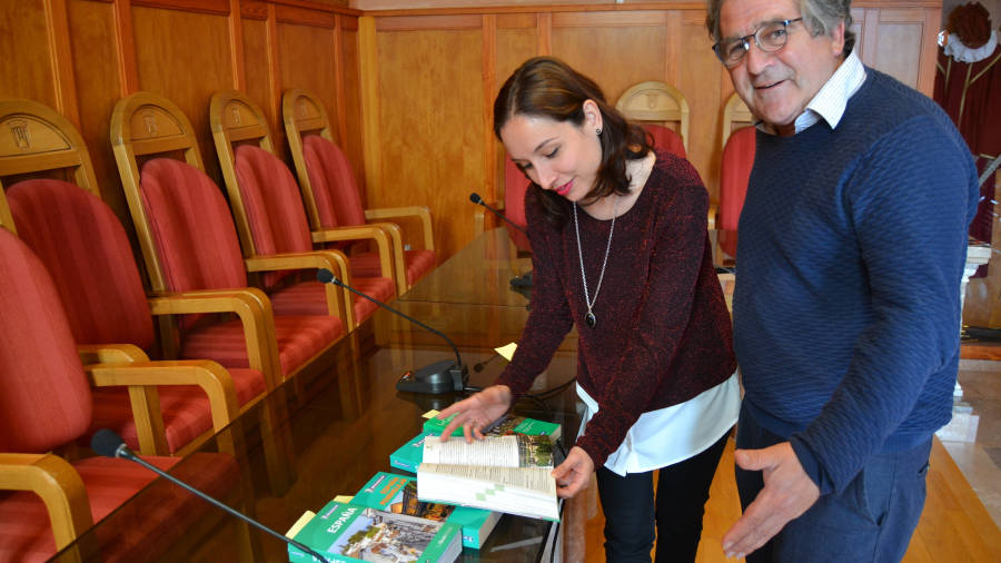 La regidora de Turisme, Ariadna Ferrer, i l´alcalde, Josep Andreu, mirant la ´Guia Verda Michelin 2017´. FOTO: M. P.