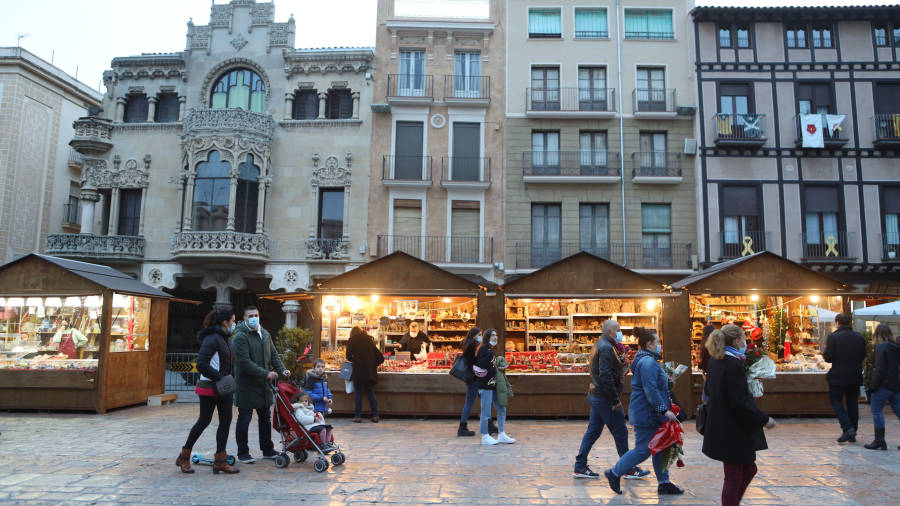 El Mercat de Nadal estará en la Plaça Mercadal hasta el 20 de diciembre. FOTO: ALBA MARINÉ