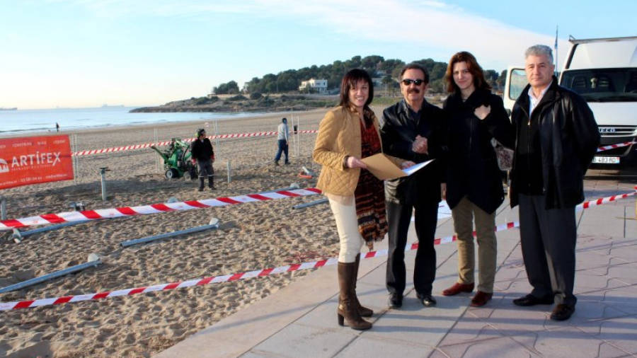 D'esquerra a dreta: la regidora de Llicències, Victòria Pelegrín; l'arquitecte de l'empresa constructora, Carles Pons; i tècnics de l'Ajuntament. Foto: ACN