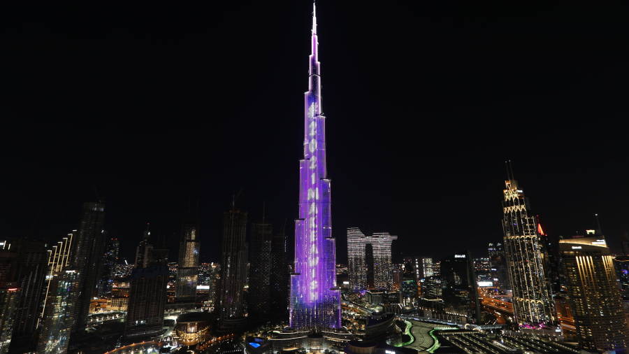 El Burj Khalifa se ha iluminado en Dubai para celebrar la llegada del 2021. EFE