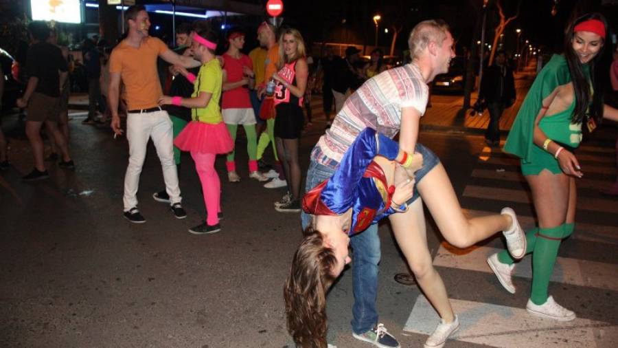 Los jóvenes del Saloufest suelen salir disfrazados de fiesta por la noche. Foto: Núria Torres/ACN