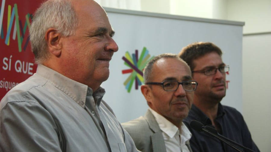 El candidat de Catalunya Sí que es Pot, Lluís Rabell, en primer terme, amb Joan Coscubiela i Albano-Dante Fachín, número 3 i 5 de la llista, en roda de premsa aquest 28 de setembre de 2015. Foto: ACN
