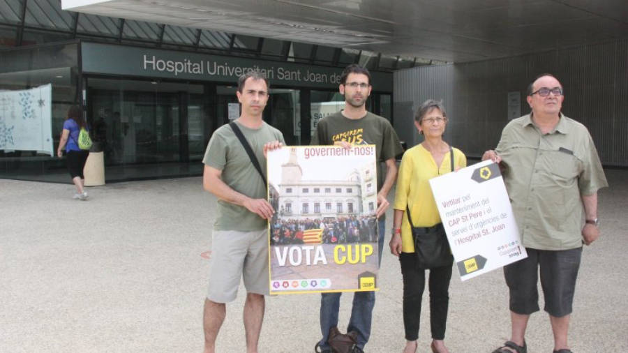 David Vidal, amb membres de la llista de la CUP, davant l'Hospital Sant Joan de Reus, aquest dimecres al migdia. Foto: ACN