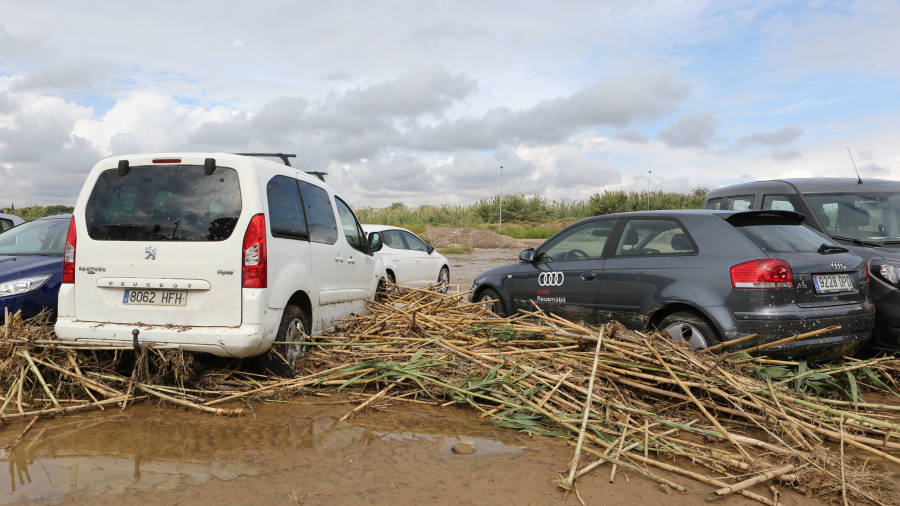 Los coches ubicados en el aparcamiento de tierra de la calle Carles Roig sufrieron da&ntilde;os provocados por las lluvias del 9 y 10 de octubre del 2018. FOTO: Alba Marin&eacute;