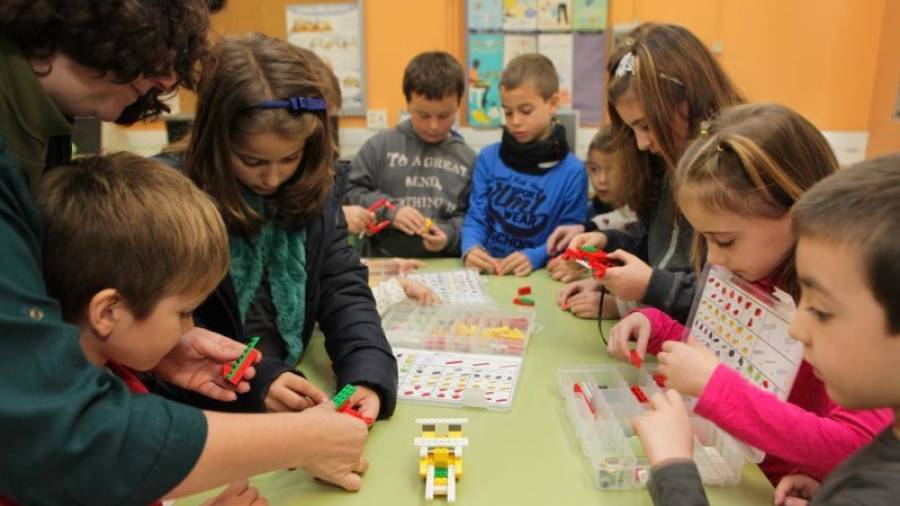 La Escola Joan Rebull plantea esta actividad extraescolar de 'Lego We do' en la que trabajan la visión espacial a desde los 5 a 9 años. Foto: A. Mariné