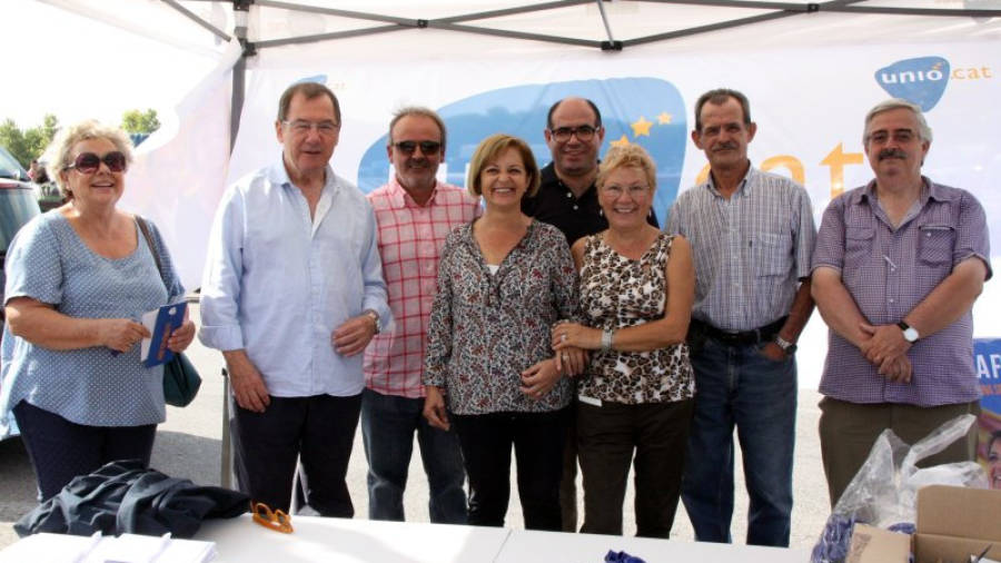La candidata d'Unió per Tarragona, Anna Solé, al centre de la imatge, amb altres membres de la formació democristiana aquest diumenge a la carpa instal·lada al mercat de Bonavista. Foto: ACN