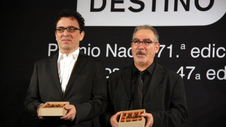 A l'esquerra, José C. Vales, guanyador del 71è Premi Nadal, i al seu costat Andreu Carranza, guanyador del 47è Premi Josep Pla. Foto: ACN