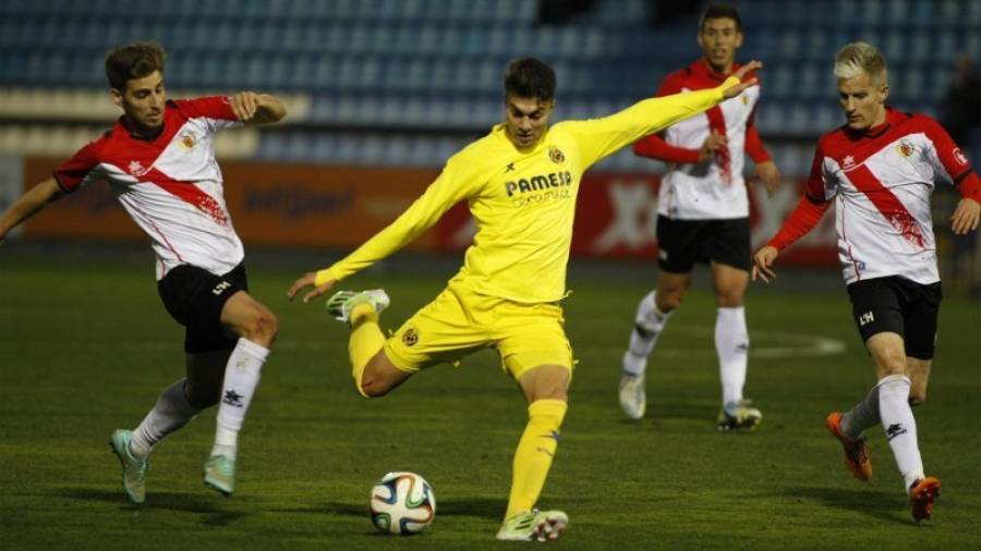 José Naranjo se prepara para disparar durante un partido de esta temporada. Foto: El Periódico Mediterráneo