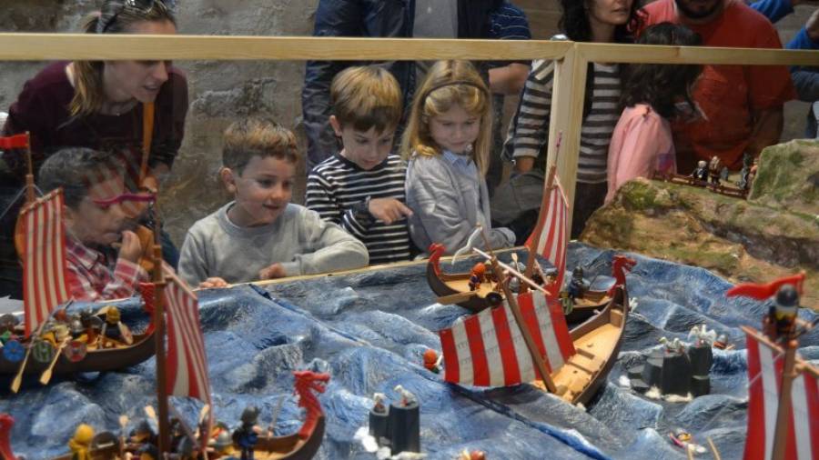 Nens i nenes observant un dels diorames de Playmobil exposat durant l´edició anterior de Clickània. Foto: Montse Plana