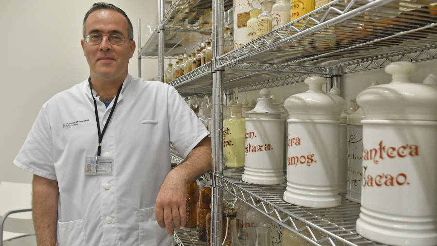 Carlos Vidal ha dado con la fórmula para manipular medicamentos peligrosos sin riesgo. FOTO: A. GONZÁLEZ