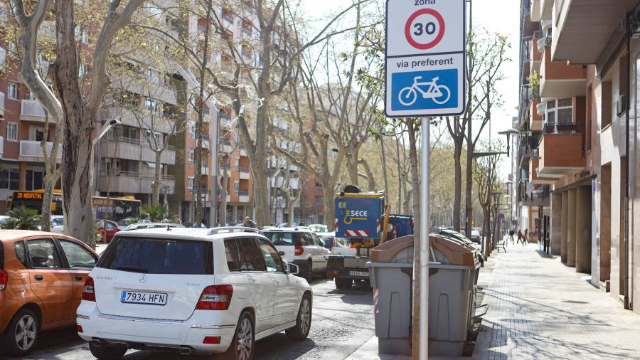 Las bicicletas tienen prioridad en el Passeig Sunyer. FOTO: Alba Marin&eacute;