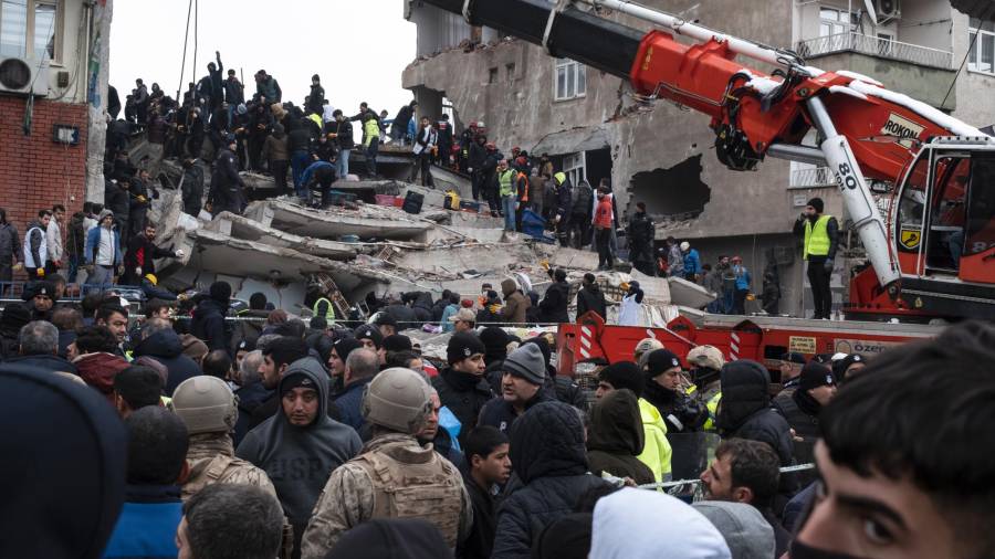 Personal de emergencia busca víctimas en el lugar de un edificio derrumbado tras un terremoto en Diyarbakir, al sureste de Turquía. Foto: EFE/EPA/REFIK TEKIN