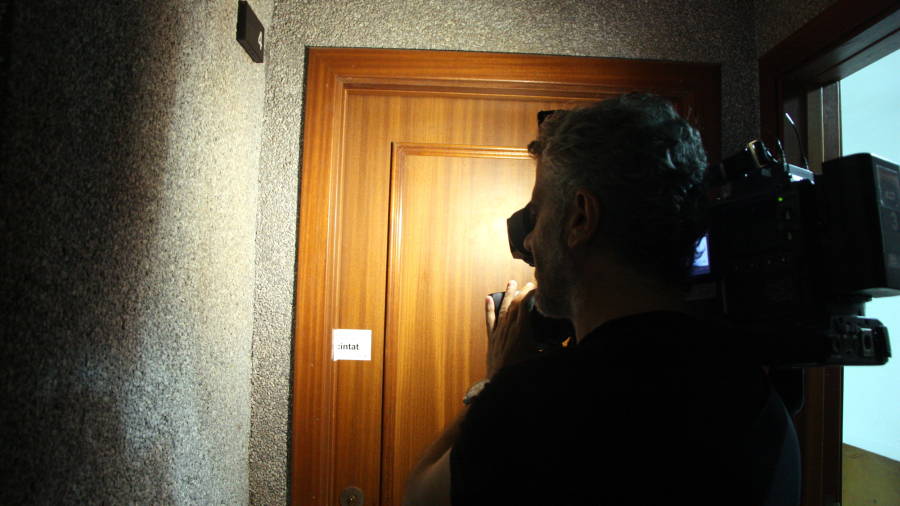 Un c&agrave;mera de televisi&oacute; davant la porta precintada del pis de Salou on es va localitzar la dona morta