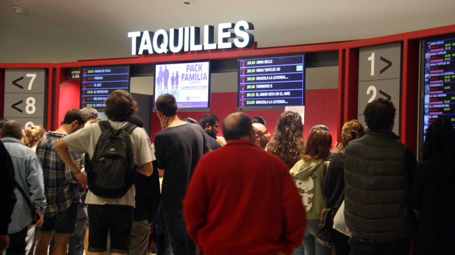 Desenes de persones fan cua per comprar entrades aprofitant la promoci&oacute; de la Festa del Cine. Foto: ACN
