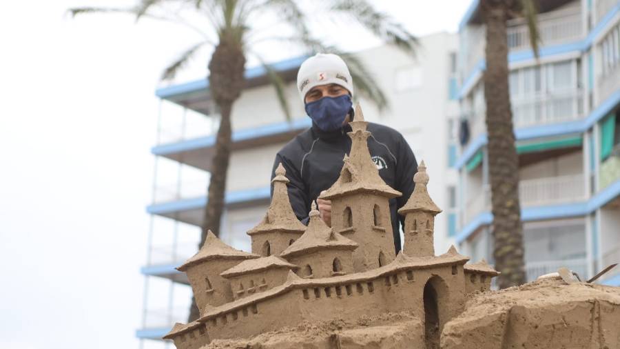 Uno de los artistas, elaborando parte del pesebre de arena, que estará listo el próximo día 8. FOTO: Alba Mariné - DT