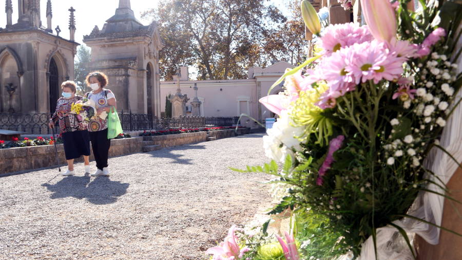 Pese a la pandemia, el cementerio de Tarragona logra mantener un aspecto parecido al de otros años, al llenarse de flores por Todos los Santos. ACN
