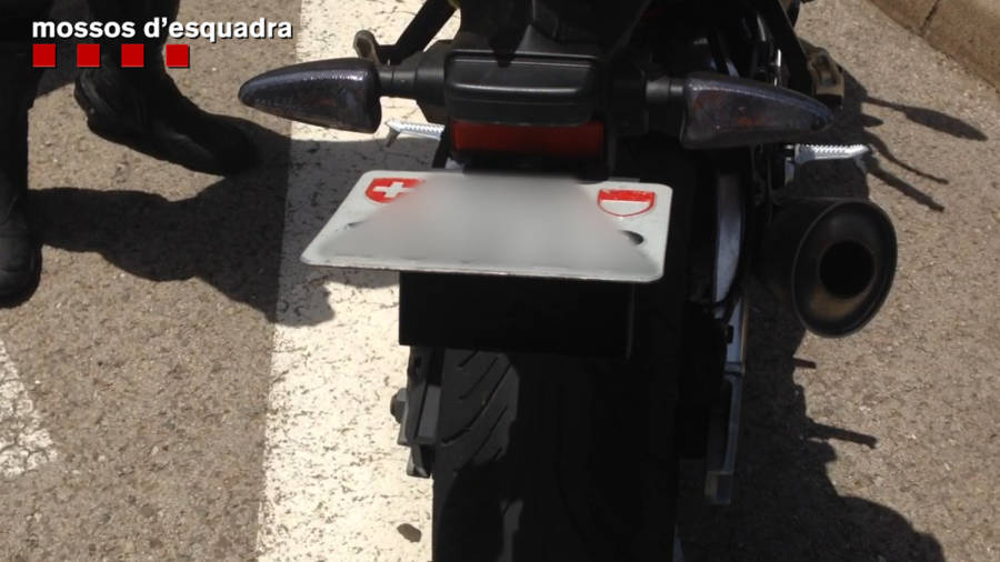 Fotografia cedida pels Mossos d'Esquadra aquest 11 de juliol del 2017 que mostra la placa de matr&iacute;cula de la moto abaixada