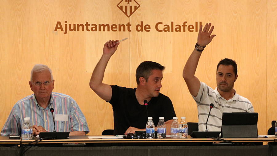 Al centre, l'alcalde de Calafell, Ramon Ferr&eacute;, abstenint-se durant la votaci&oacute; sobre la cessi&oacute; d'espais pel refer&egrave;ndum de l'1-O. Imatge del 3 de juliol de 2017