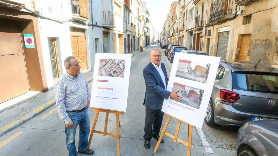 El concejal de Via Pública, Hipòlit Monseny, y el alcalde, Carles Pellicer, en la presentación de la remodelación de una calle en 2018. FOTO: Alba Mariné/DT