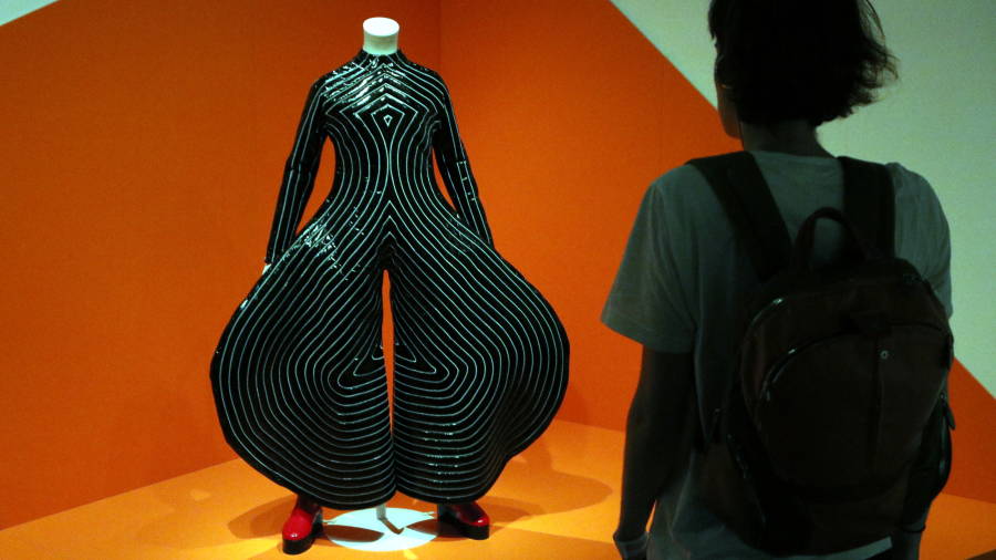 El vestit de cos sencer 'Tokyo Pop' de la gira d''Aladdin Sane' a l'exposici&oacute; 'David Bowie is' al Museu del Disseny de Barcelona. FOTO: ACN