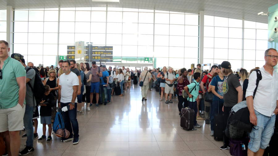 Les cues de viatgers a l'Aeroport del Prat arriben quasi al carrer. Foto: ACN