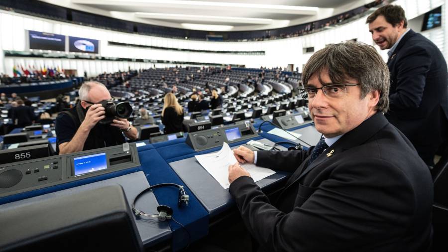 Puigdemont y Com&iacute;n se estrenaron el lunes en el pleno del Parlamento Europeo en Estrasburgo. FOTO: Patrick Seeger/EFE