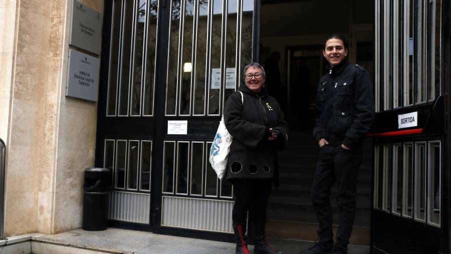 Mag&iacute; Castro y su madre, a la salida de la Audiencia de Tarragona. FOTO: ACN