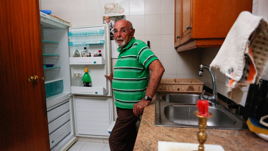 Francesc Verdú, de 86 años, ha pasado estos díaz con la luz de las velas. FOTO: Fabián Acidres