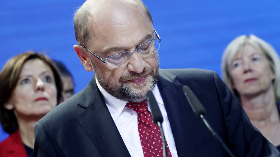 Martin Schulz no tuvo m&aacute;s remedio que reconocer que los socialistas han fallado en su objetivo electoral. Foto: felipe trueba/efe