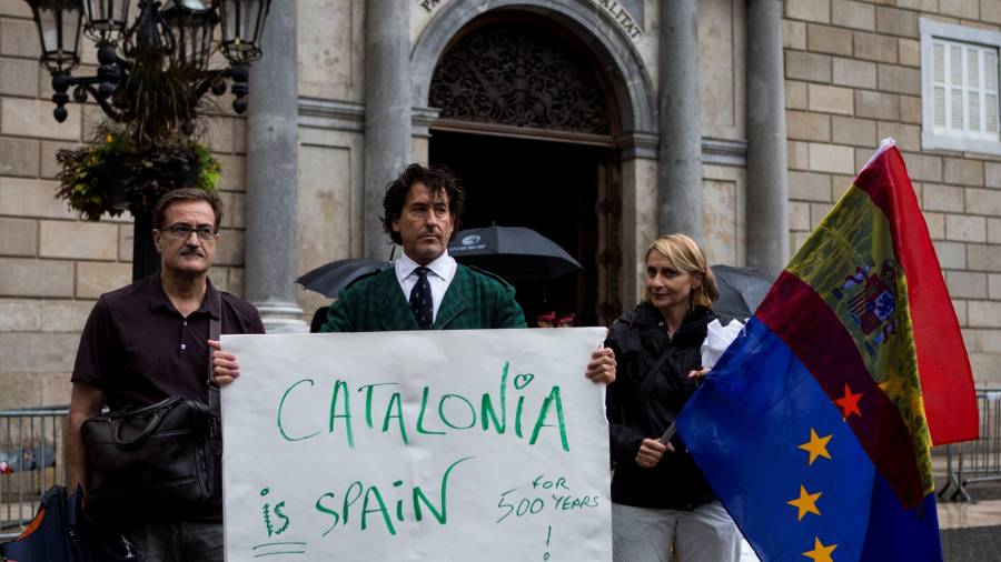 &Aacute;lvaro de Marichalar protesta desde esta ma&ntilde;ana ante el Palau de la Generalitat por la situaci&oacute;n de Catalu&ntilde;a y pidiendo la dimisi&oacute;n del gobierno catal&aacute;n. EFE/Quique Garc&iacute;a