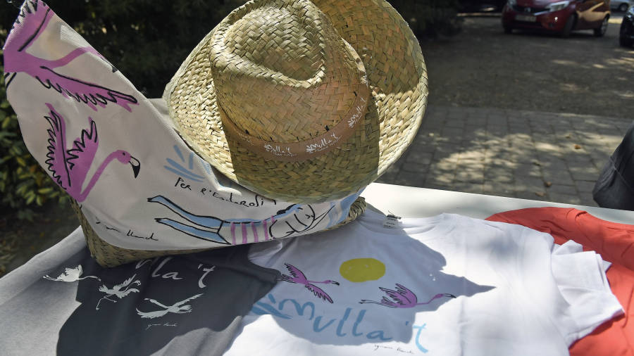 Camisetas, sombrero y bolsa de playa. Tambi&eacute;n se puede adquirir una botella de acero inoxidable y una toalla. Foto: Alfredo Gonz&aacute;lez