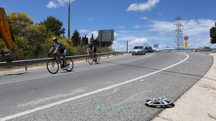 El tapacubos del vehiculo que caus&oacute; un accidente a un grupo de ciclistas en las carreteras de Tarragona. FOTO: ALBA MARIN&Eacute;