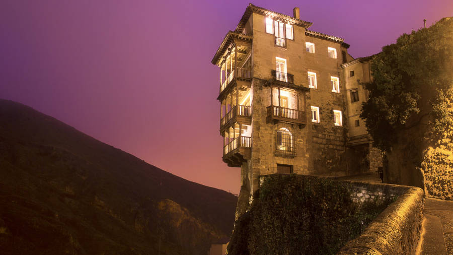 Vista nocturna de las Casas Colgadas de Cuenca. Foto: Civitatis